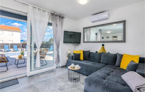 Posedenie v ubytovaní 2 Bedroom Awesome Apartment In Cizici