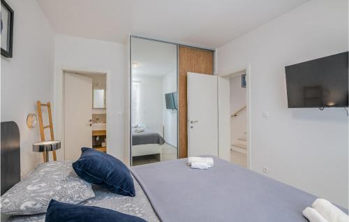 Cama o camas de una habitación en Awesome Home In Novigrad With Kitchen