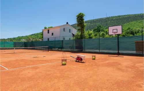 Tenis a/nebo squash v ubytování Awesome Home In Runovic With Wifi nebo okolí