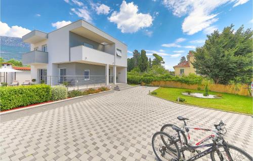 Cozy Home In Kastel Kambelovac