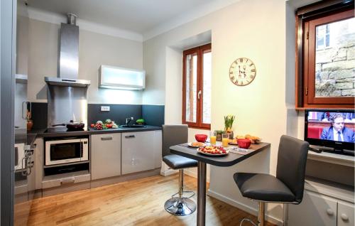 Il comprend une cuisine avec une table et une télévision. dans l'établissement St Marie, à Sarlat-la-Canéda