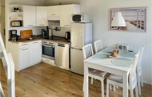 フリードリッヒシュコオクにあるAwesome Apartment In Friedrichskoogのキッチン(白いテーブル、白い冷蔵庫付)