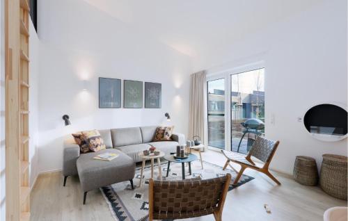 a living room with a couch and a table at Beach Front Home In Lembruchdümmer See in Lembruch