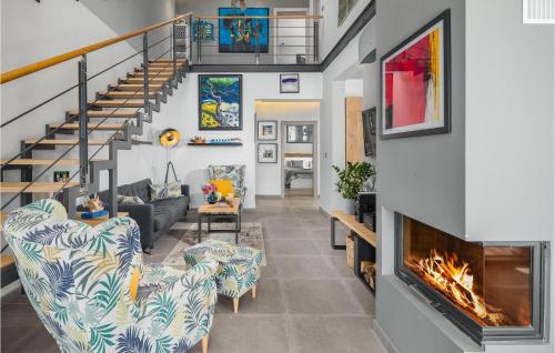 Una sala de estar con chimenea y una escalera. en 3 Bedroom Gorgeous Home In Medulin, en Medulin