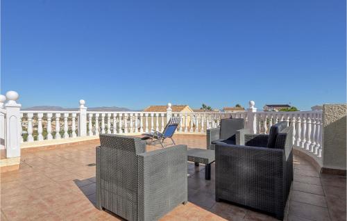 un patio avec des chaises et une table sur un balcon dans l'établissement 3 Bedroom Amazing Home In Gran Alacant, à Santa Pola