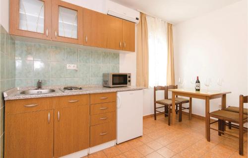 2 Bedroom Beautiful Apartment In Okrug Gornji