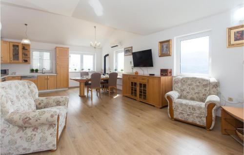 Kuchyň nebo kuchyňský kout v ubytování Cozy Apartment In Podgrade