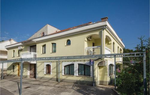 Gorgeous Apartment In Okrug Gornji With Wifi