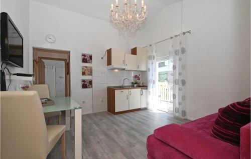 1 Bedroom Gorgeous Apartment In Okrug Gornji