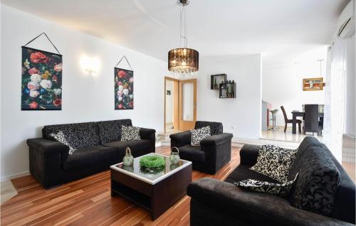 Χώρος καθιστικού στο 4 Bedroom Lovely Home In Solin