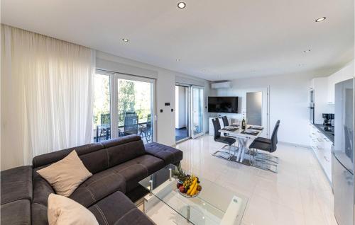 Cozy Apartment In Seget Donji With Wifi