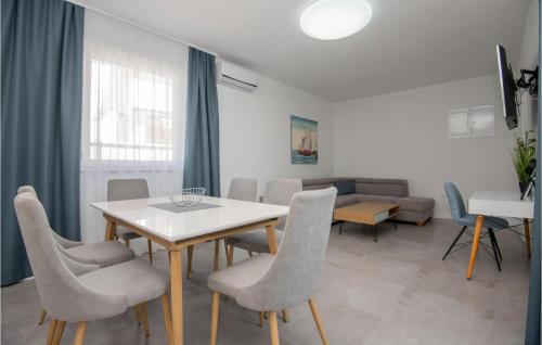 Χώρος καθιστικού στο Beautiful Home In Vir With Sauna