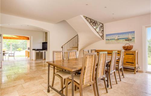 une salle à manger avec une table et des chaises en bois dans l'établissement Lovely Home In Fayence With Wifi, à Fayence