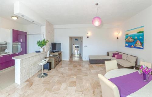 Kuchyň nebo kuchyňský kout v ubytování 2 Bedroom Lovely Apartment In Vinisce