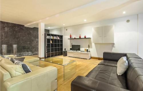 una sala de estar con un sofá y una mesa en Amazing Home In Playa Blanca With Sauna, en Playa Blanca