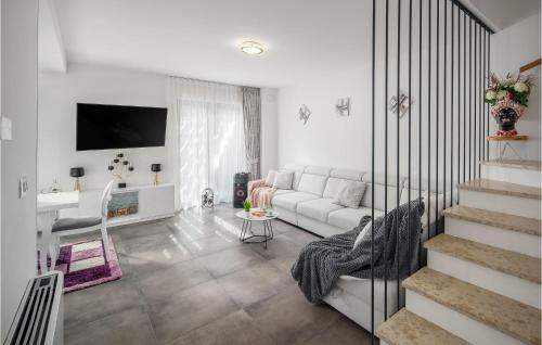 Posezení v ubytování Stunning Home In Novigrad With Jacuzzi