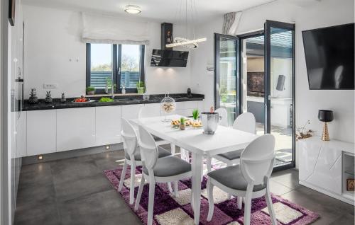 Dapur atau dapur kecil di Amazing Home In Novigrad
