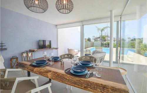 a dining room with a wooden table and chairs at Villa Limone in Marina di Ragusa