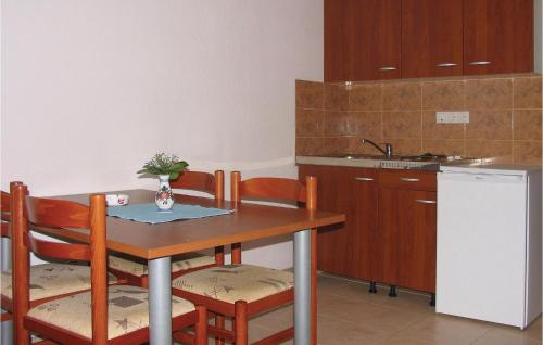 Kuchyňa alebo kuchynka v ubytovaní Cozy Apartment In Klenovica