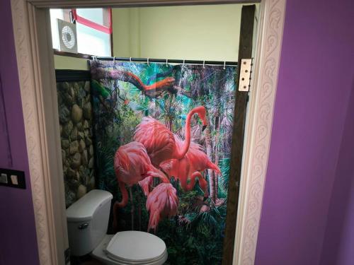 baño con cortina de ducha de flamencos en Cozy house near the sea, en Koh Samui 