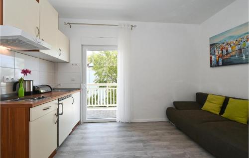 Kuchyňa alebo kuchynka v ubytovaní Beautiful Apartment In Okrug Gornji