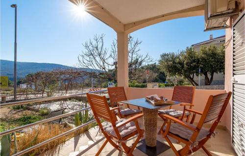 Gorgeous Apartment In Cres With Wifi