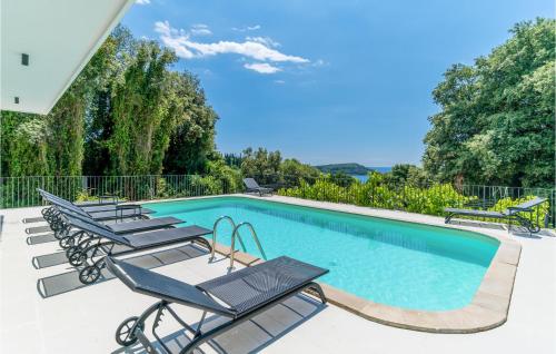 Eight-Bedroom Holiday Home In Molunat