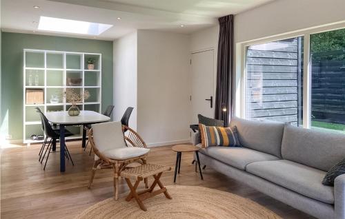 una sala de estar con un sofá y una mesa en Stunning Home In Noordwijk With Wifi, en Noordwijk