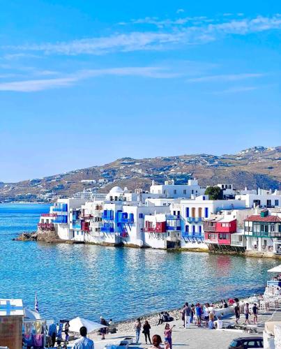 ミコノス・シティにあるAphrodite Suite next to the Windmills of Mykonosの海岸の白青の建物群