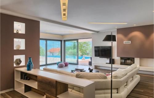 Una sala de estar con un sofá y un televisor. en Villa Pedena, en Benažići