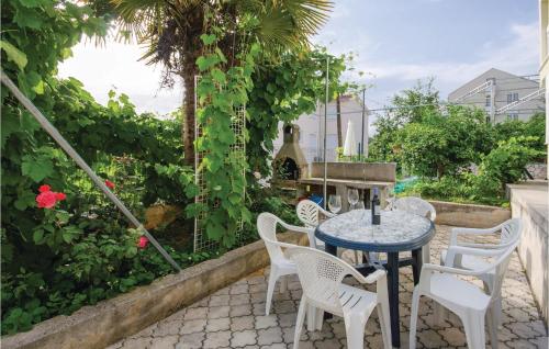 Gorgeous Apartment In Okrug Gornji With Wifi