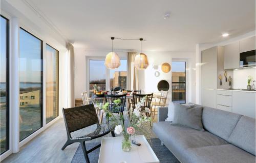 レンブルッフにあるPenthouse Comfortのソファとテーブルのあるリビングルーム