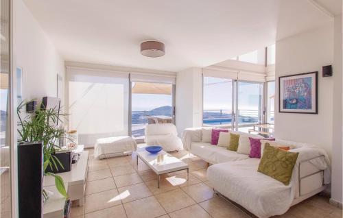 a living room with a couch and a table at 4 Bedroom Awesome Home In Cómpeta in Árchez