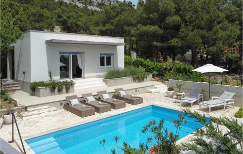 Bazén v ubytování Holiday Home Put Svjure Croatia nebo v jeho okolí