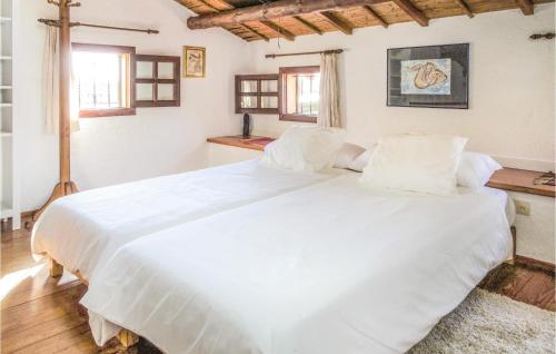 Ένα ή περισσότερα κρεβάτια σε δωμάτιο στο 4 Bedroom Awesome Home In Manacor