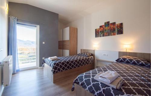 Postel nebo postele na pokoji v ubytování 3 Bedroom Pet Friendly Home In Neoric