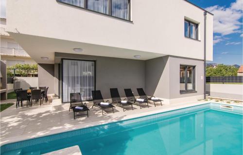Five-Bedroom Holiday Home In Kastel Kambelovac