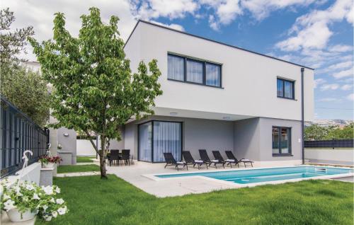 Five-Bedroom Holiday Home In Kastel Kambelovac