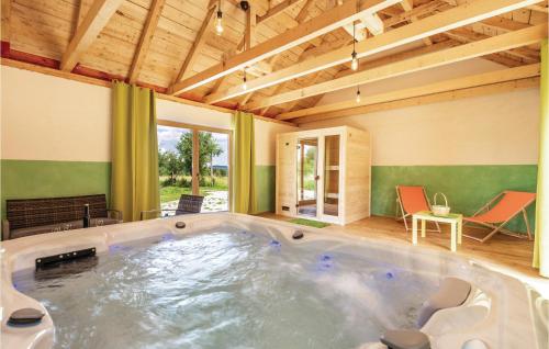 Bazén v ubytování Nice Home In Plaski With Sauna nebo v jeho okolí