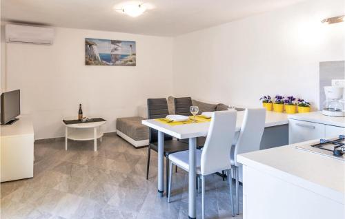 1 Bedroom Awesome Apartment In Pula