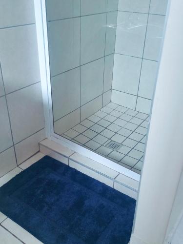 Ένα μπάνιο στο Blue Unit Haven at Sea Breeze Manor