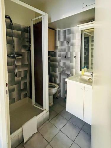 une salle de bain avec une douche, des toilettes et un lavabo dans l'établissement L'Aquarium, parking gratuit, garage moto et vélo, à Talloires