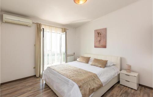Two-Bedroom Apartment With Sea View In Makarska