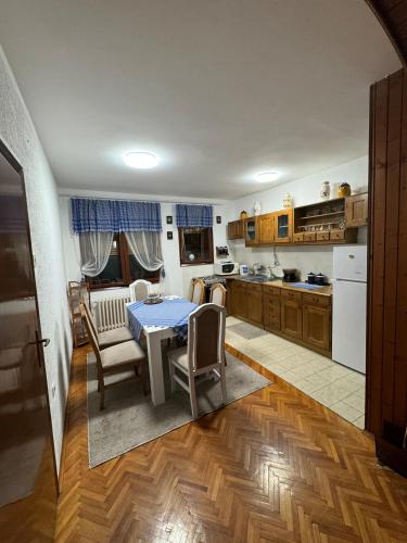 ピロトにあるApartman Ristićの部屋にテーブルと椅子のあるキッチン