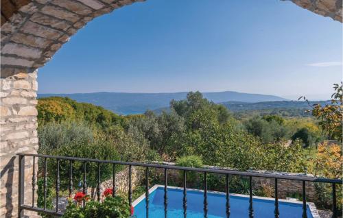 z balkonu willi z basenem w obiekcie Holiday Home Mio Persan Cr w mieście Rakalj