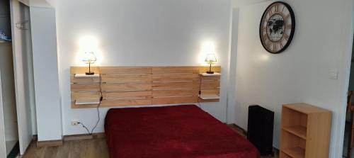 - une chambre avec un lit et deux lumières sur le mur dans l'établissement Studio indépendant de plain pied agréé Chèques Vacances, à Drancy