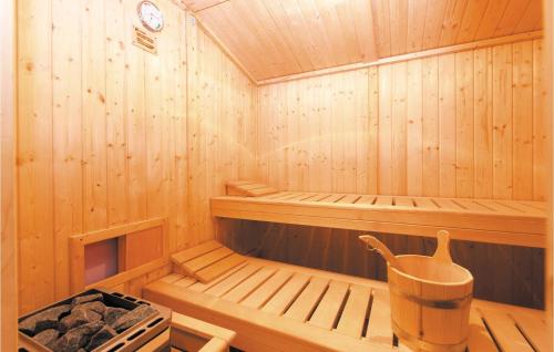 eine Holzsauna mit einem hölzernen Eimer darin in der Unterkunft Stunning Home In Supetarska Draga in Supetarska Draga