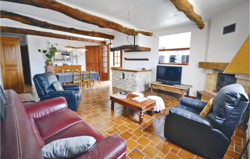 un salon avec des canapés et une cheminée dans l'établissement Awesome Home In St Marcellin L Vaison, à Vaison-la-Romaine