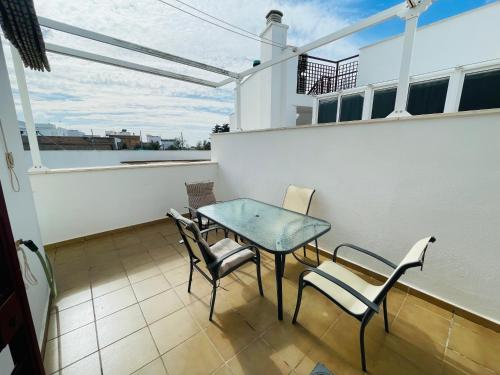 Balkón nebo terasa v ubytování Ático Premium Conil con 2 terrazas, parking, piscina, Aire Ac y WIFI -SOLO FAMILIAS Y PAREJAS-