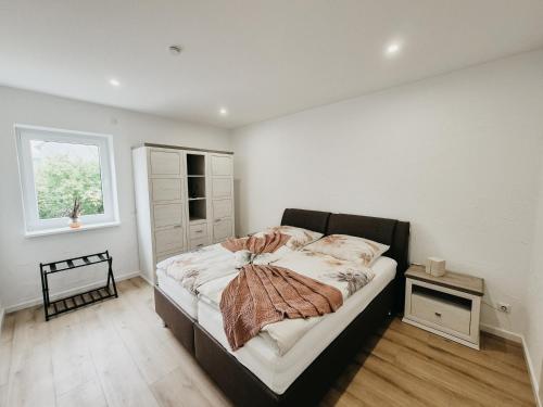 a bedroom with a bed and a window at Ferienwohnungen Kornkammer und Kirschstübchen in Kettig